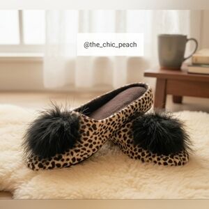 🩷$5 | Chic Leopard Print Slippers w/ Black Fur – Size 7-8